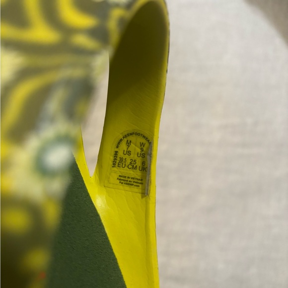 KEEN Women’s Yellow and Black Floral “gentlefullness” Clogs - Picture 8 of 8